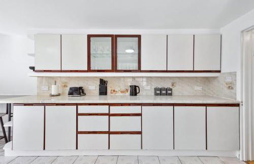 4BR North London I WiFi, Garden, Near Shops - Foto 15