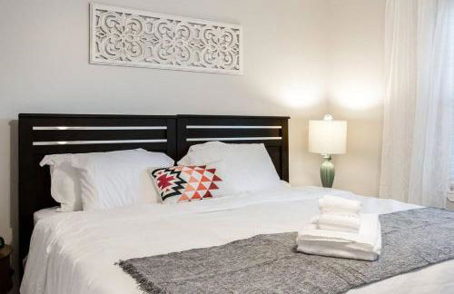 Modern + Cozy Townhome - minutes to Avalon w/king - Foto 20