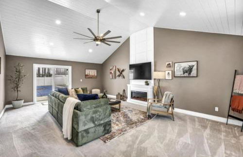 Swim and Relax In our Pool and Hot Tub and Recently Renovated - Foto 16