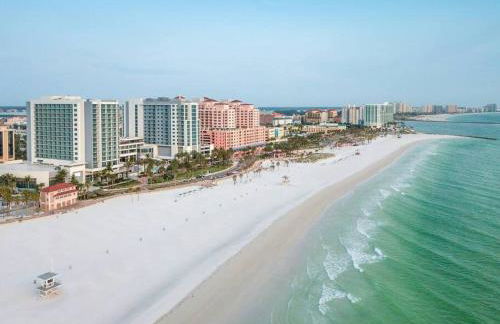 NEW Beach Condo 5 min walk to the Beach Sleeps 9 - Foto 1