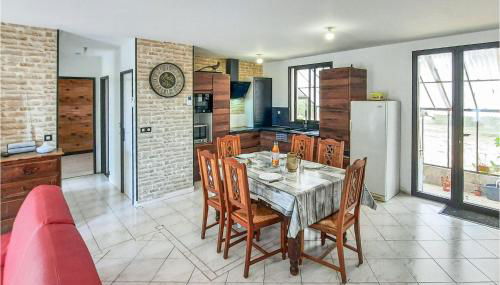 2 Bedroom Stunning Home In Bacilly - Foto 3