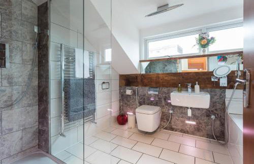 The Penthouse, Opposite Sale Metrolink, Includes Free Parking - Photo 12