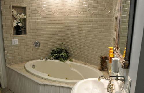 Spacious Cottage Rental with Creek Views near Harrisburg and Hershey, Pennsylvania - Foto 16