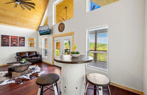 TN Whiskey Cabin- Lake and Mtn Views- Covered Deck- Game Room- Pool Table- Pets - Foto 12