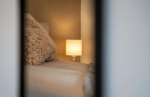 Cosy 3-Bed House With Parking, 5 Mins to QE & Uni - Photo 12