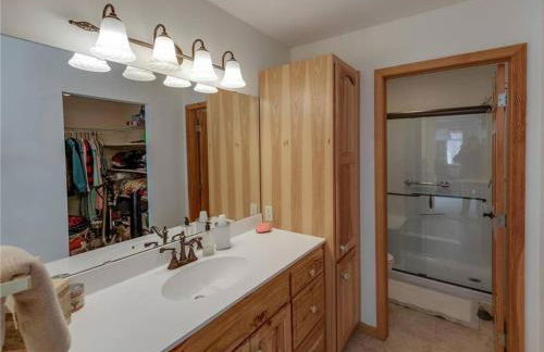 Large Log Home on Lake with Hot Tub - Foto 33