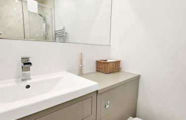 Rosebank House - 12 Guests, 6 Ensuite Bedrooms, EV point, Games Rooms, Wood Burner, Pet Friendly! - Photo 53