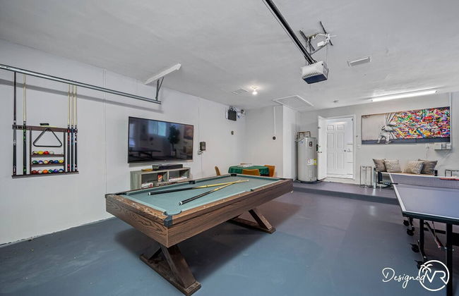 8BR Villa with Heated Pool Near Beach - Foto 71