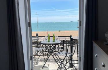 Beach from the Balcony, ensuite and private parking - Photo 25