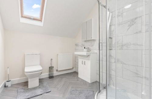 Modern 4-Bed, Parking, Pool Table, Sleeps 11 - Foto 39