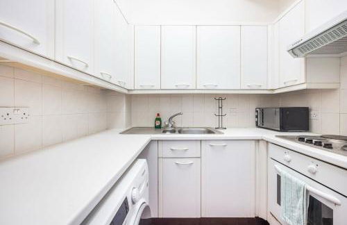 Spacious 1BR Steps from London Bridge & The Shard - Photo 2