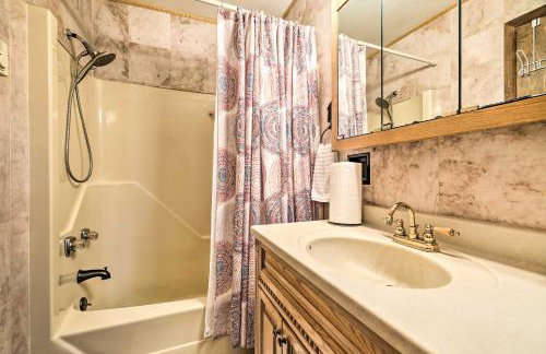 Walk to Lake Game Room Getaway in Pocono Summit! - Foto 26