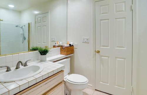 Serene Irvine Retreat with Heated Pool Access! - Foto 18