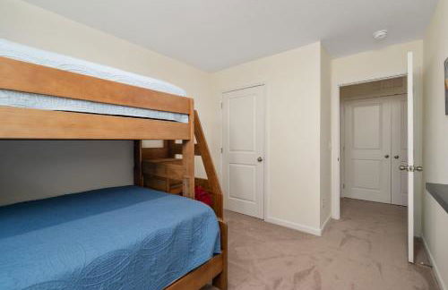 Stylish 3BR Getaway across Bristol Speedway - Foto 46