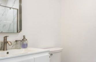 Adorable 2BR-2BA House with EV & Free Parking and Family Friendly in Los Angeles - Photo 35