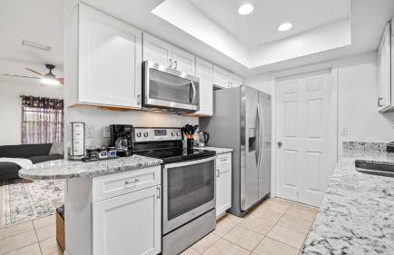 Sunny 3BR Oasis with Water View and Beach Gear Near Siesta - Foto 9