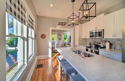 Modern, Sun-Lit Retreat with Fire Pit and Yard! - Foto 12