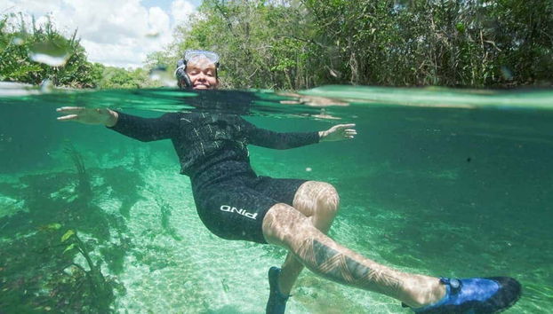 Nuotando nelle acque del fiume