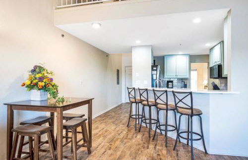 Amazing Views from Balcony, Loft & Gated Pool - Foto 6