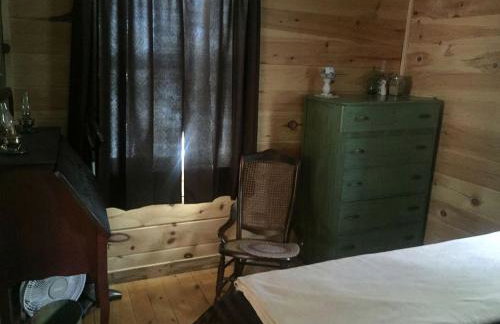 Charming Lakefront Cabin Rental with a Fire Pit near Brownville, Maine - Foto 9