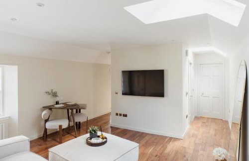 Charming Central Mews Home with Secure Parking - Foto 18