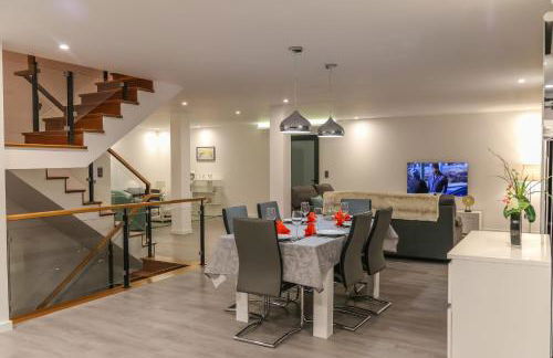 A&M House II Luxury Holidays Home - Photo 9