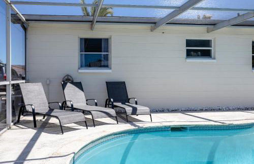 Sunny Escape: Vibrant Pool Home - Photo 17