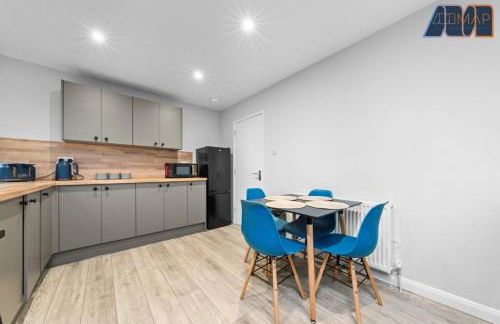 Cosy 2-Bed House I Easy Edinburgh Access I Sleeps 4 - Photo 3