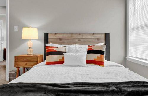 Glamorous 3BR 2BA house w/ large fenced backyard - Foto 30