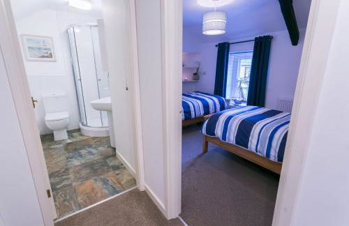 Sailors Return - Photo 20