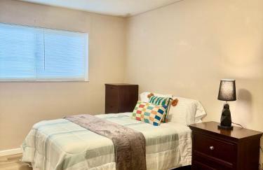 Chic Home with Expansive Backyard- duplex back unit - Foto 7