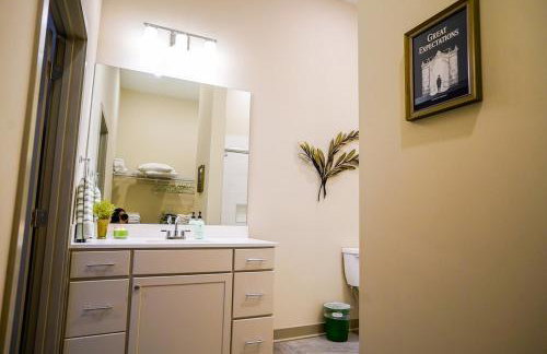 Peridot Suite - NEW 2bdrm 2bath Loft near Mass! - Photo 11