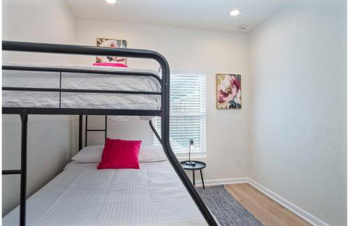 Unwind in Style 4BR2BA Quick Access to Downtown - Foto 28