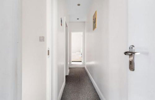 Group Friendly 2 Bed 2 Bath FREE PARKING for 2 Large Vans or up to 4 Cars Zone 2 Sleeps 10 Close to Central London and Zone 2 tube station - Photo 58