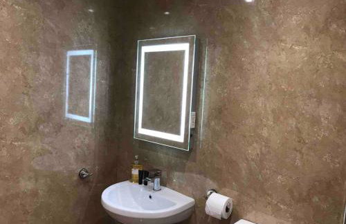 Exclusive Private double room, en-suite wet room Private entrance - Photo 11