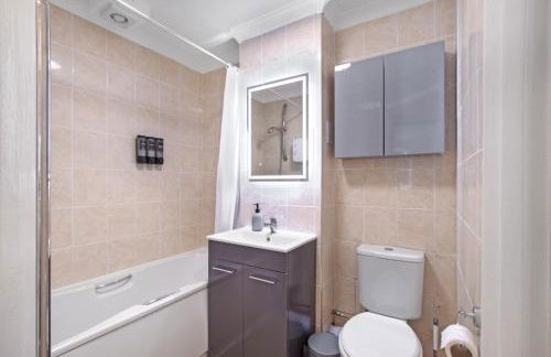 Modern and Comfortable 2-Bedroom Apartment with Private Parking - Foto 4