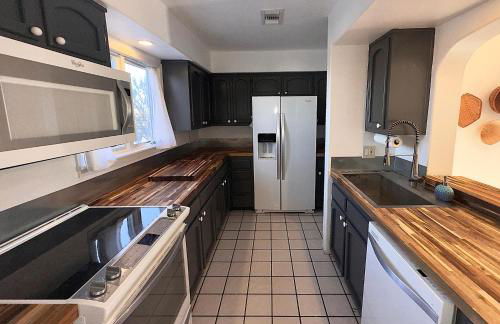 Architect's 'Castle' - Golf Villa with Views - Foto 13