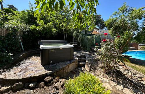 Medford Home And 2 Condos With Pool - Photo 17