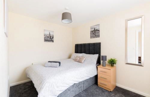 5 bed house with free parking in quiet location - Photo 18