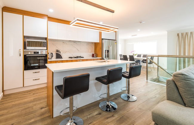 Brand New 5BR home with view of the sea - Photo 21