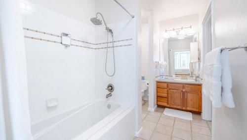 Waterfront Spacious 1BR, Den Walk to Pike Place - Photo 3