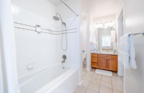 Waterfront Spacious 1BR, Den Walk to Pike Place - Photo 3