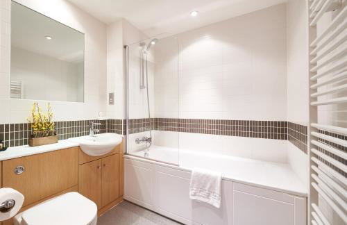 ShortstayMK Vizion apartments, with free superfast wi-fi, parking - Foto 136