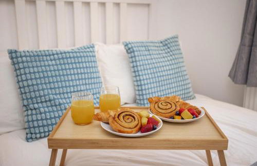 Doctors Lane- Modern 3 Bedroom Contractor Family House With Parking - Photo 8