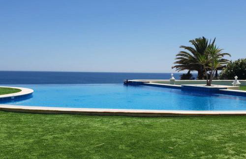 Breathtaking Villa with infinity pool over the sea - Foto 2