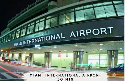 Luxury Tropical Living , 4BR w Backyard Pool Oasis - Foto 49