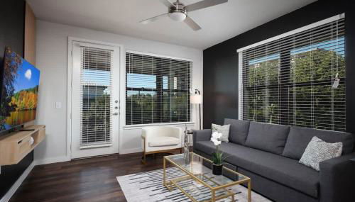 Cozy 2BR w Pool Gym Near Rvrwalk Dome Conv Ctr - Foto 2