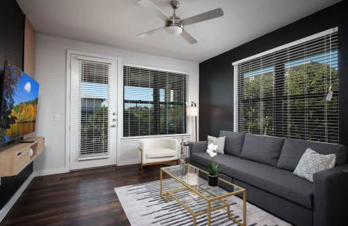 Cozy 2BR w Pool Gym Near Rvrwalk Dome Conv Ctr - Foto 2