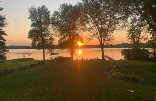 Lake Cabin; Renovated, Flat Lot, Dock, Sandy Beach, Many Games and Lake Toys! - Foto 63