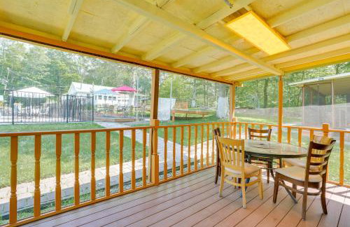 6 Mi to Bethel Woods Cabin with Pool Access - Foto 2